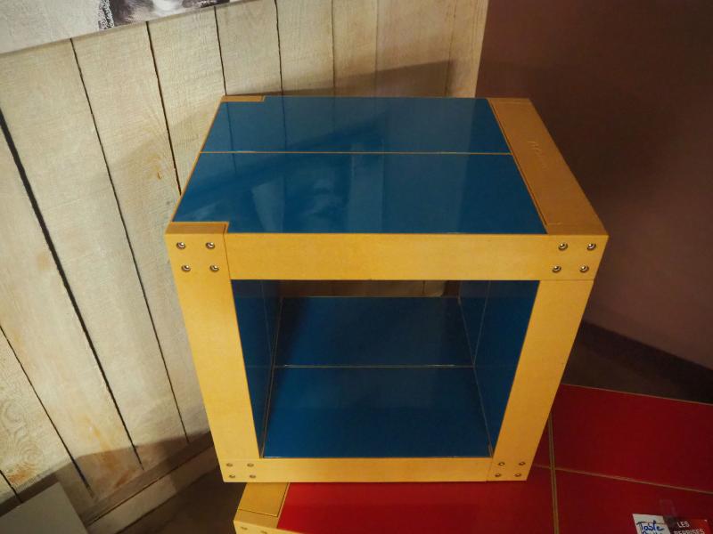 Table d'appoint bleu